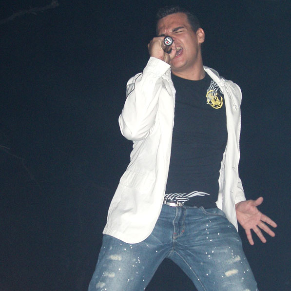 Jonathan Varela LAZZARD, cantando sobre el escenario Jonathan Varela LAZZARD, cantando sobre el escenario